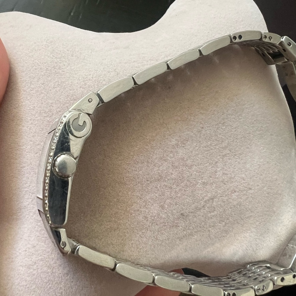 Gucci 8600 Series watch with mother of pearl face and diamonds - Picture 6 of 8